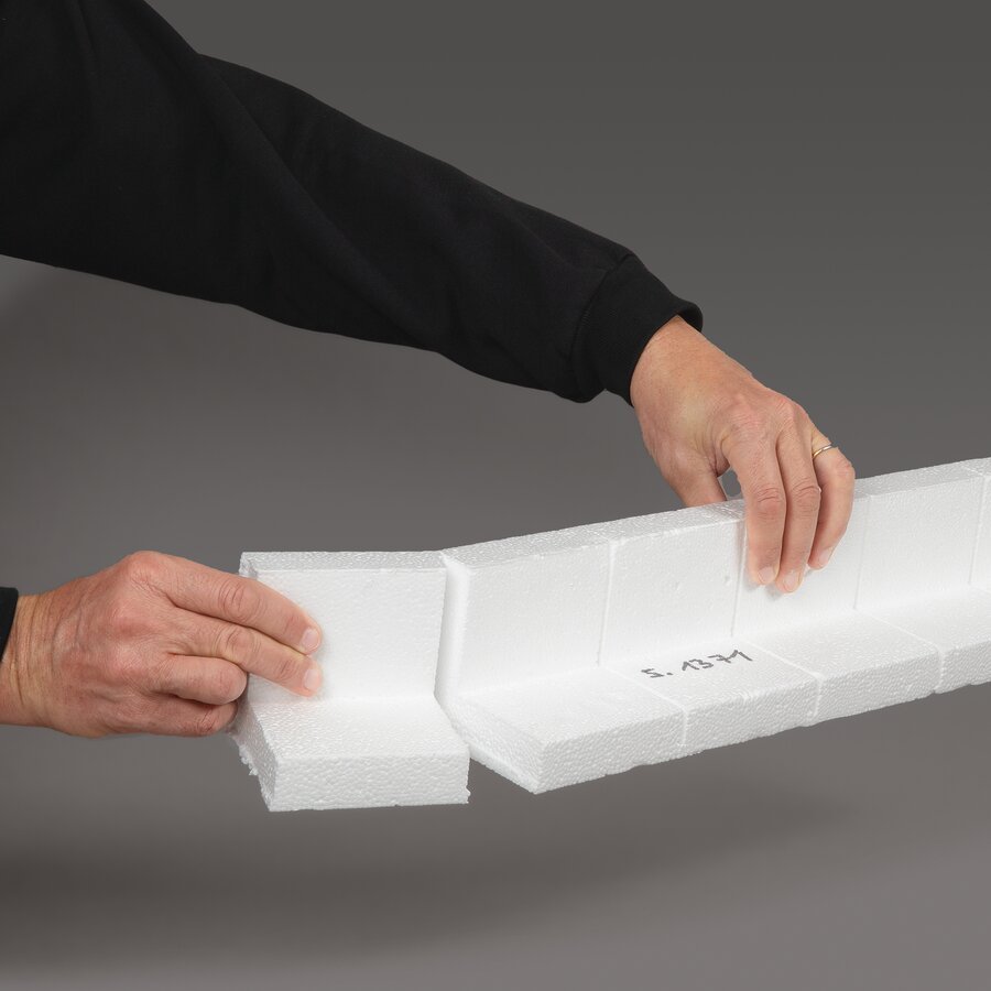 Die Styropor-Kantenschutzleiste kann leicht per Hand an den Perforations-Linien abgebrochen werden