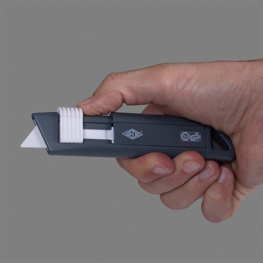 Die schneidstarke Keramikklinge zieht sich automatisch zurck, sobald der Klingenschieber losgelassen wird