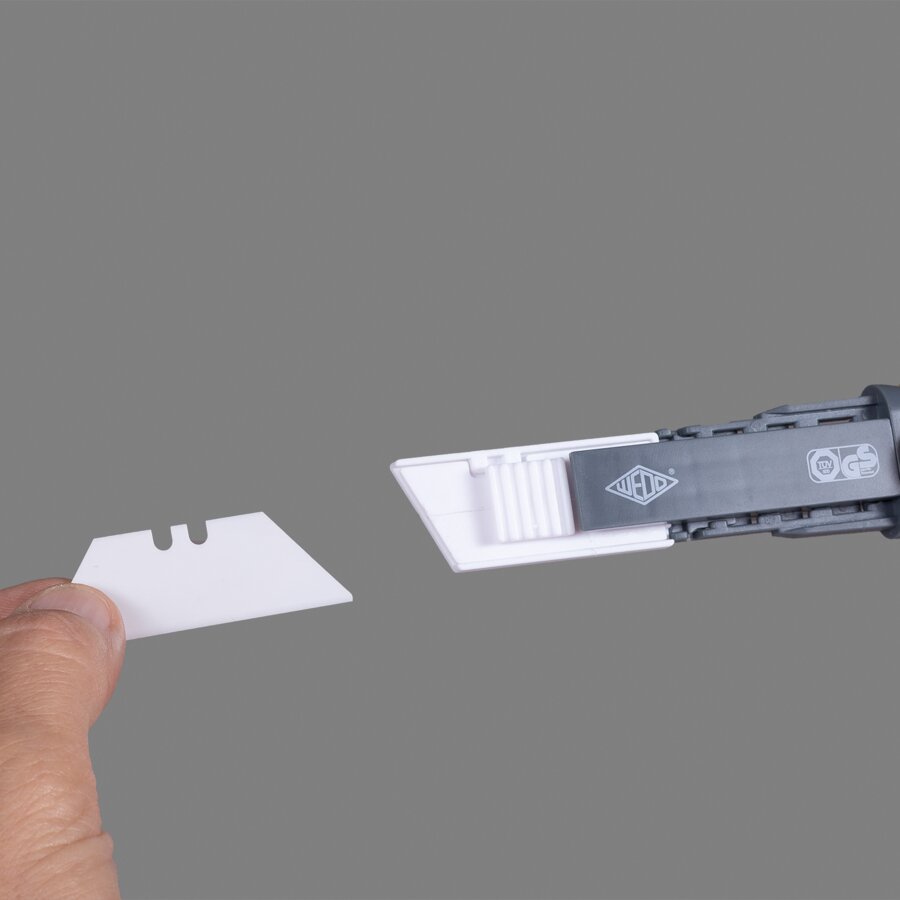 Die stumpfe Klinge entnehmen und die neue, scharfe Klinge einsetzen Die stumpfe Klinge entnehmen und die neue, scharfe Klinge einsetzen