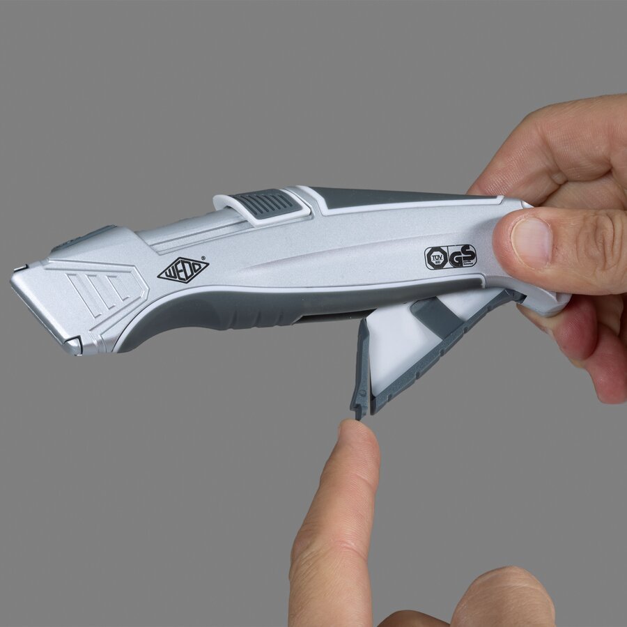 Einfacher Klingenwechsel aus dem integrierten Magazin für 3 Klingen Einfacher Klingenwechsel aus dem integrierten Magazin für 3 Klingen