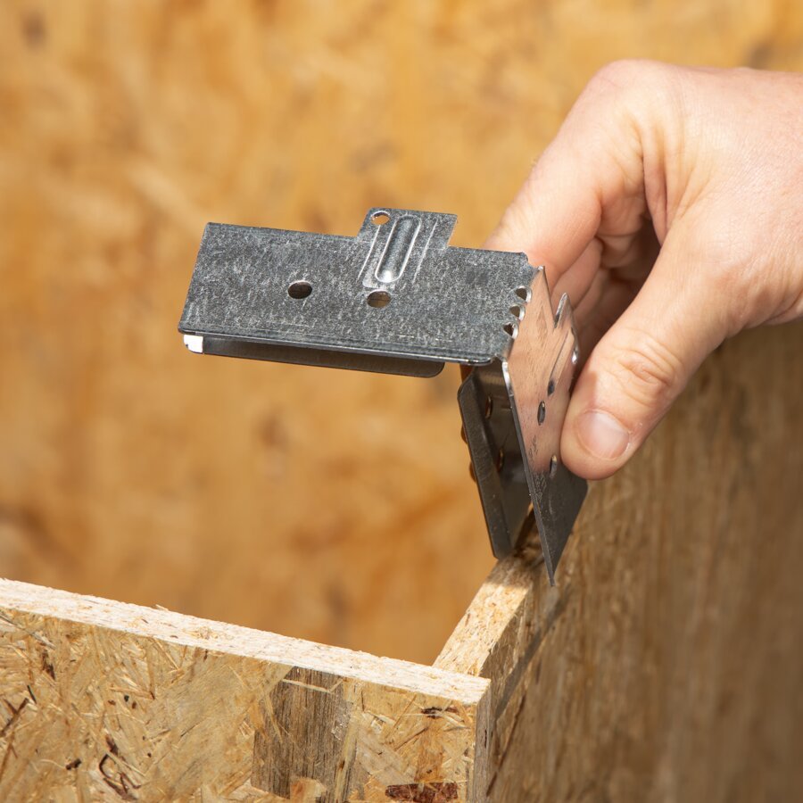 Auf den Seiten werden danach erneut Metallecken aufgesteckt...