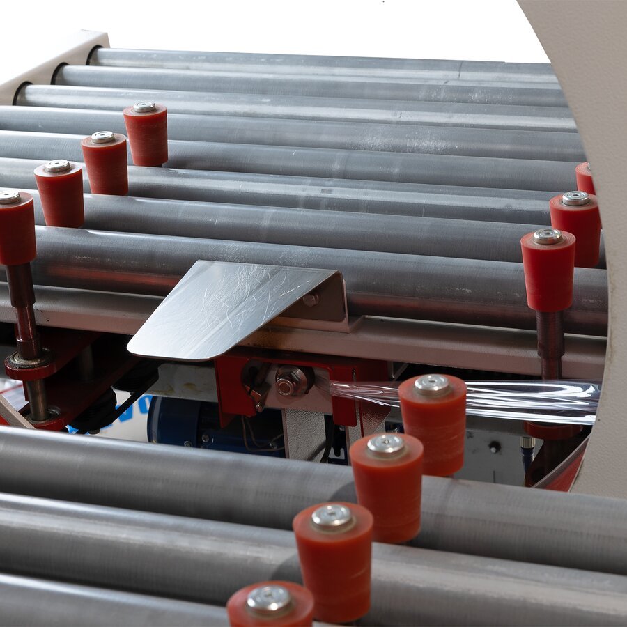 Die Folie wird in der Mitte zugefhrt und verarbeitet