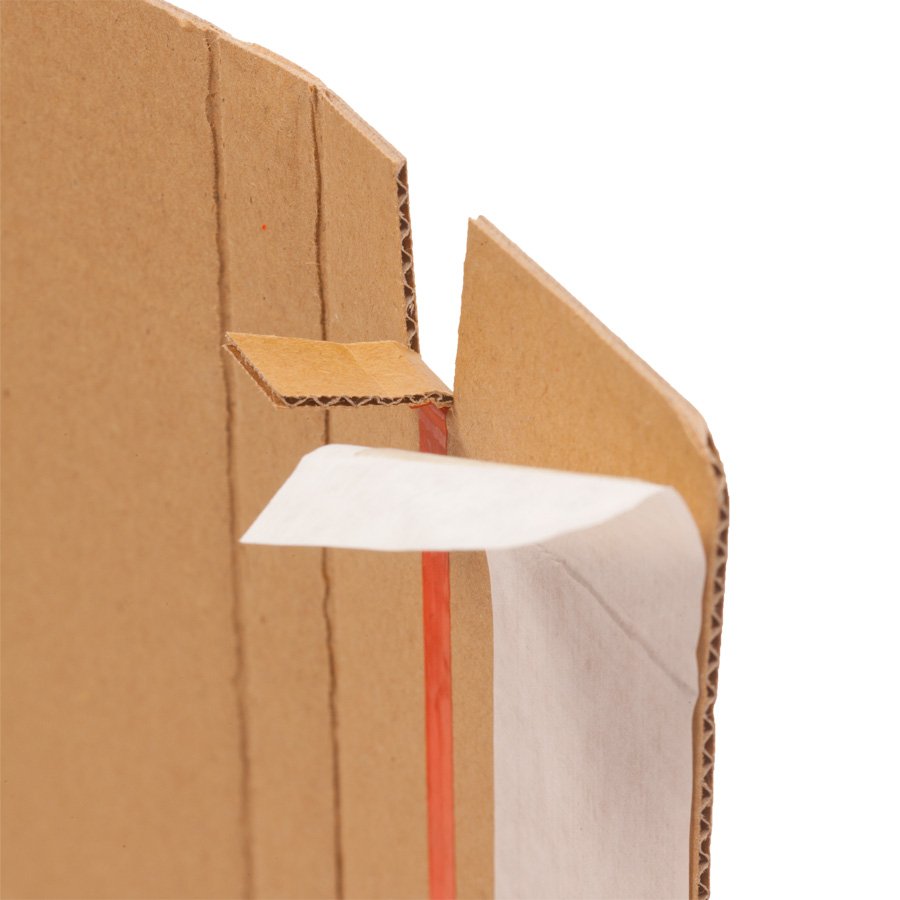 Nahaufnahme des Selbstklebeverschlusses einer Klappschachtel mit abziehbarer Schutzfolie.