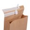 Geöffnete Papier-Versandtasche mit zwei Klebestreifen und Seitenfalte für flexibles Befüllen.