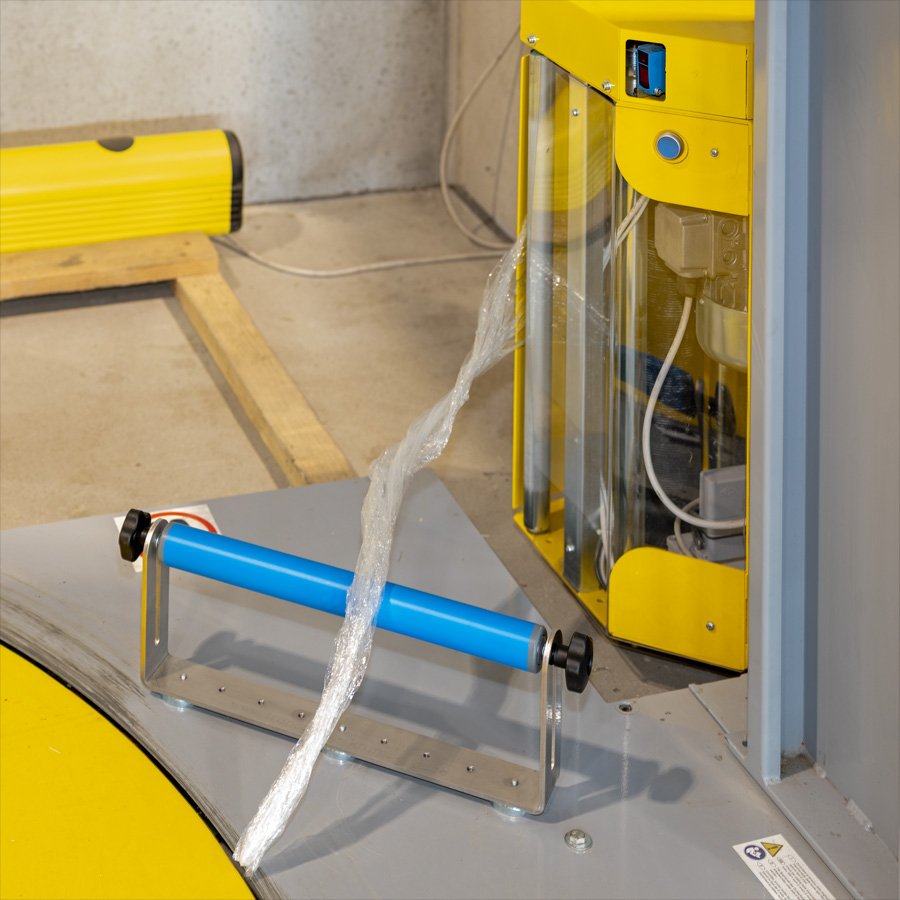 Folie rollt ber Rolle zu einer Kordel