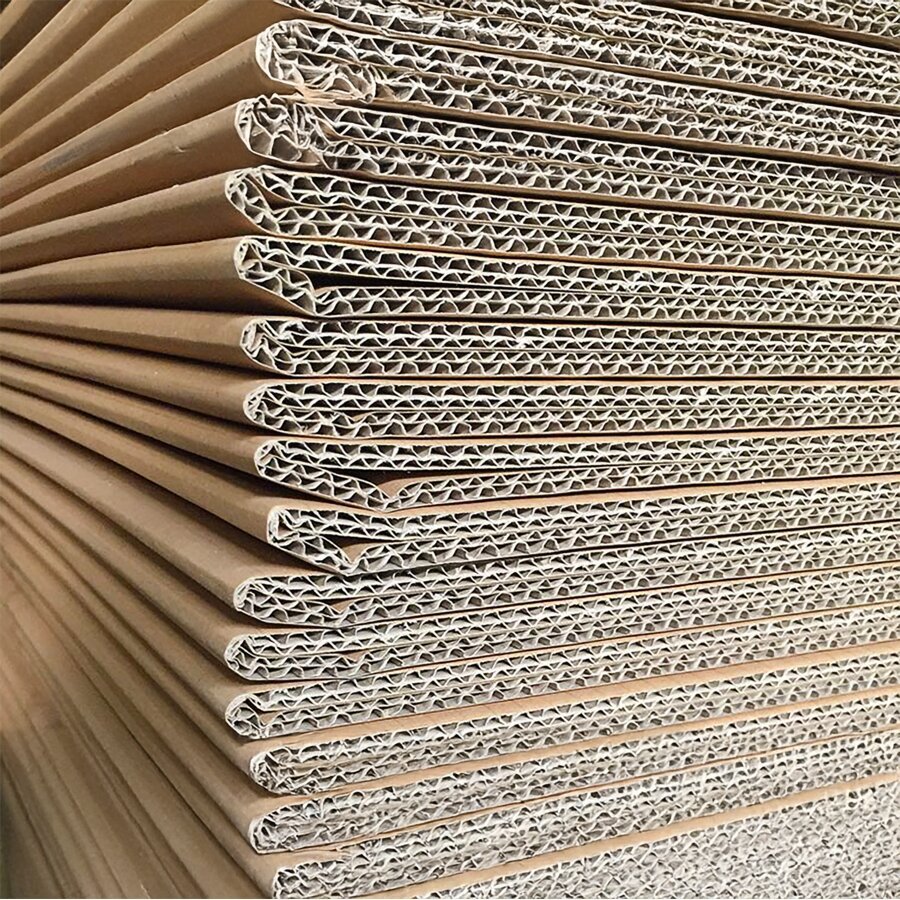 Die Endlos-Wellpappe liegt gefaltet auf der Palette und spart somit wertvollen Lagerplatz Die Endlos-Wellpappe liegt gefaltet auf der Palette und spart somit wertvollen Lagerplatz