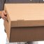 Auch mit 90 mm hohem Stülpdeckel lässt sich die Box bequem an den Tragegriffen transportieren