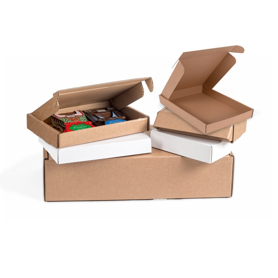 Verschiedene Versandkartons in Braun und Weiß, einer geöffnet mit Inhalt.