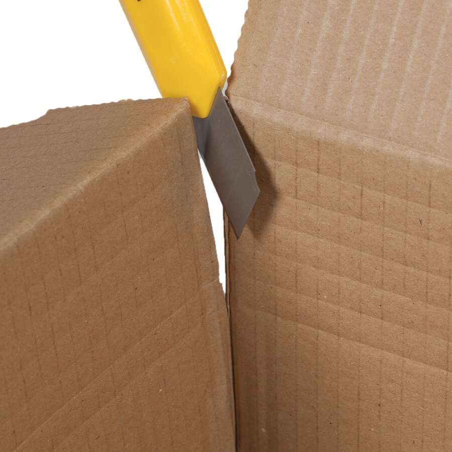 Mit einem Messer wird die Kartonhhe angepasst