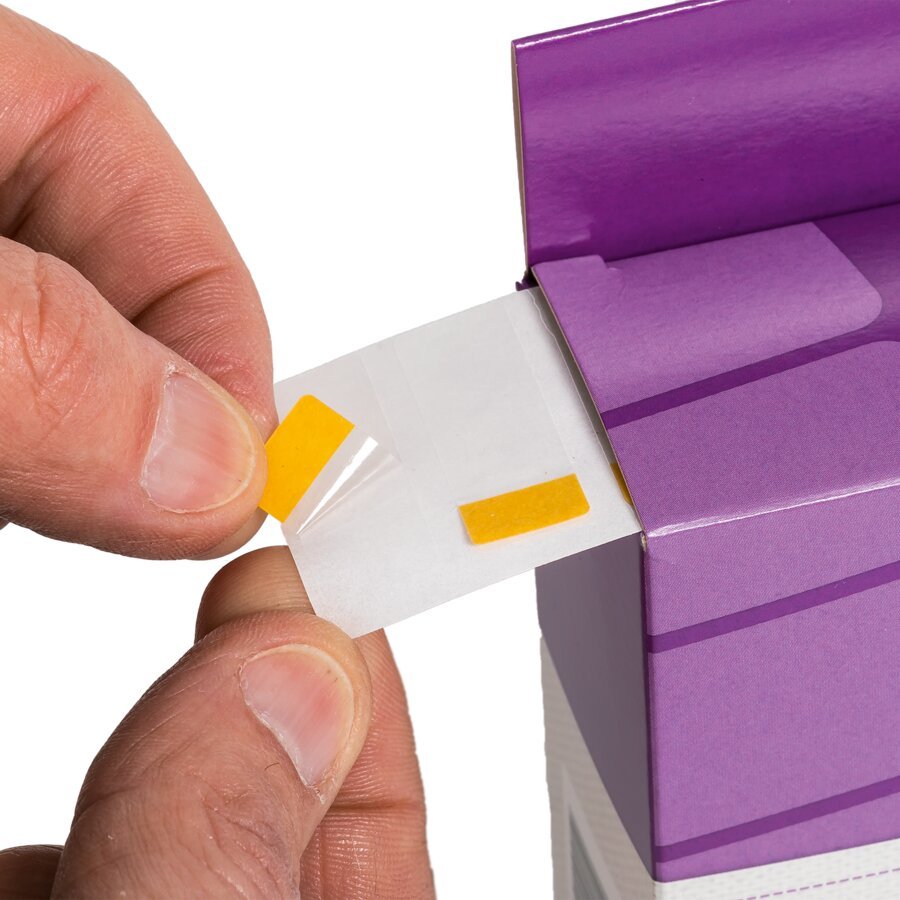 Den Folienstreifen einfach Stck fr Stck aus der Box ziehen und das Klebsel ablsen ...