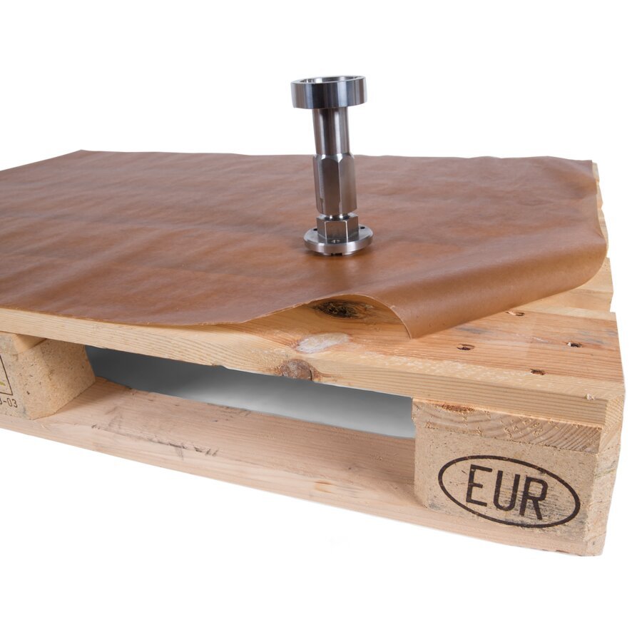 Palette mit Ölpapier und Metallteil