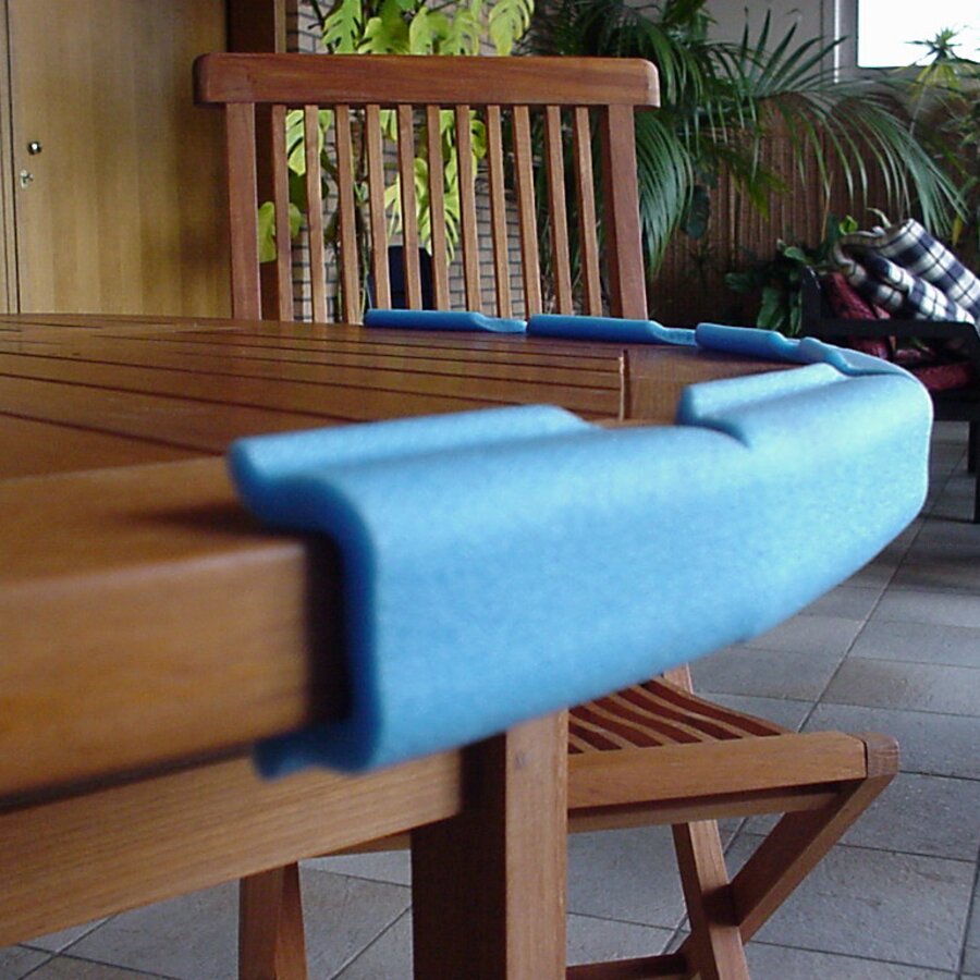 Die Kantenschutzleisten lassen sich dank der abgerundeten Ecken leicht aufstecken