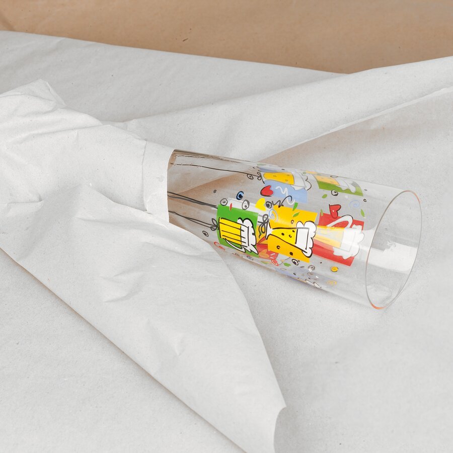 Glas eingewickelt in Seidenpapier