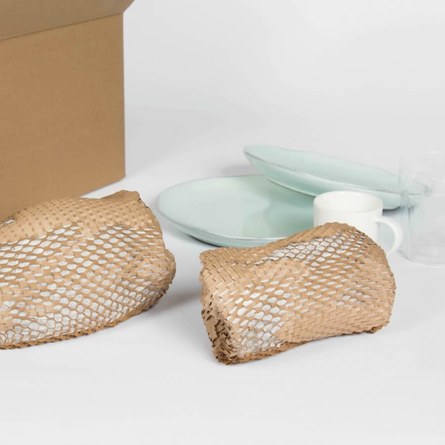 Durch die Wabenstruktur verhakt sich das Papier beim Zusammendrcken, es wird kein Klebeband bentigt