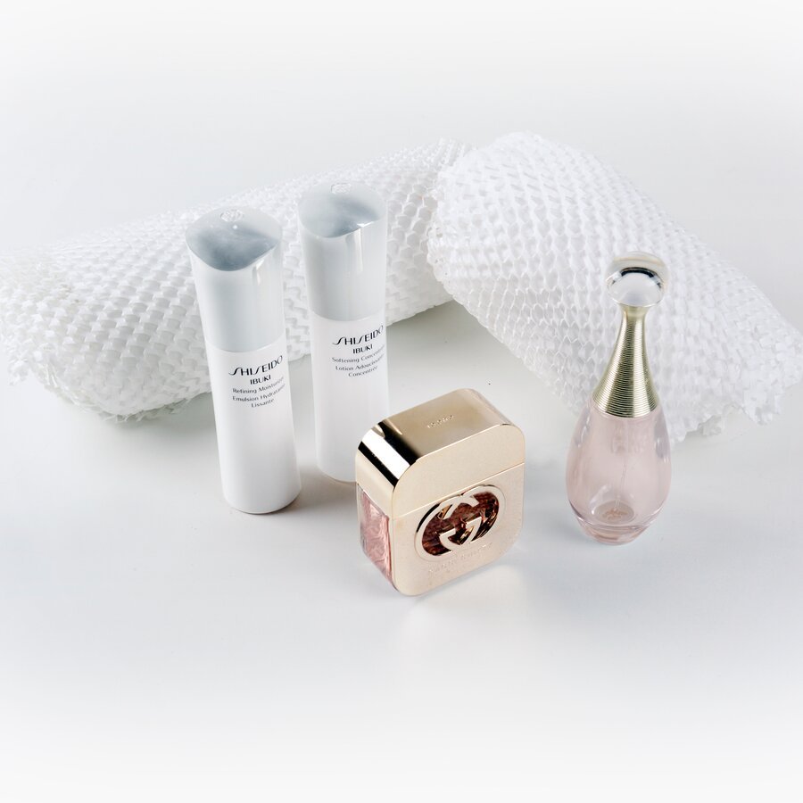 Durch das weiße Waben-Kraftpapier wirkt die Verpackung besonders edel Durch das weiße Waben-Kraftpapier wirkt die Verpackung besonders edel