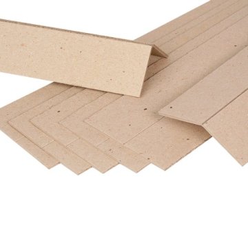 Zuschnitte aus stabiler Vollpappe mit einer Rillung längs entlang der Mitte zum Selbstknicken in V-Form