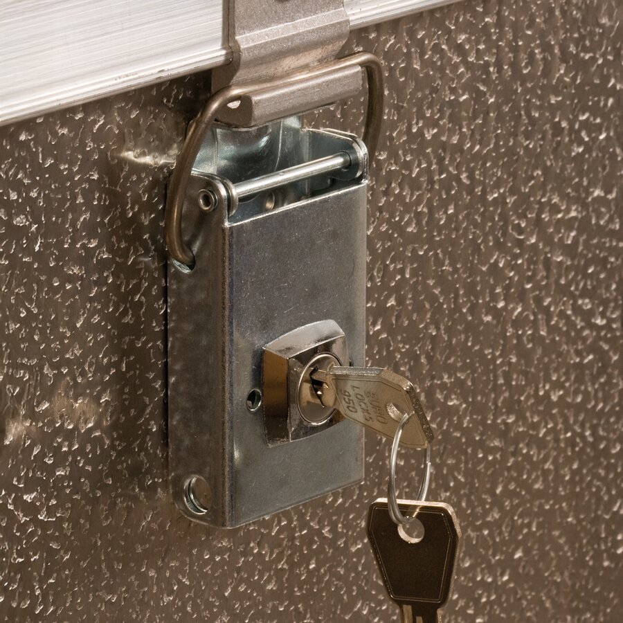 Die stabilen Hebelspannverschlsse lassen sich optional zustzlich durch Zylinderschlsser sichern