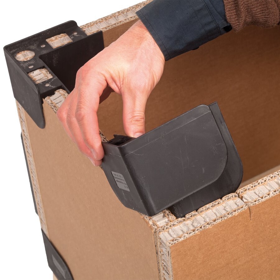 Durch die Kunststoffwinkel werden die Auenwnde fest miteinander fixiert