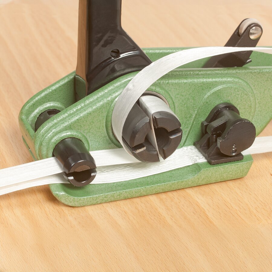 Das Textilband lässt sich mit einem Hebel spannen und einfädeln Das Textilband lässt sich mit einem Hebel spannen und einfädeln