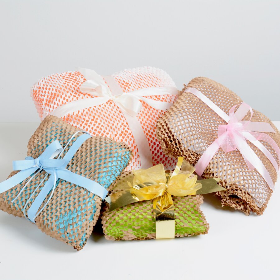 Mit buntem Seidenpapier wird die Polsterverpackung zum Blickfang Mit buntem Seidenpapier wird die Polsterverpackung zum Blickfang