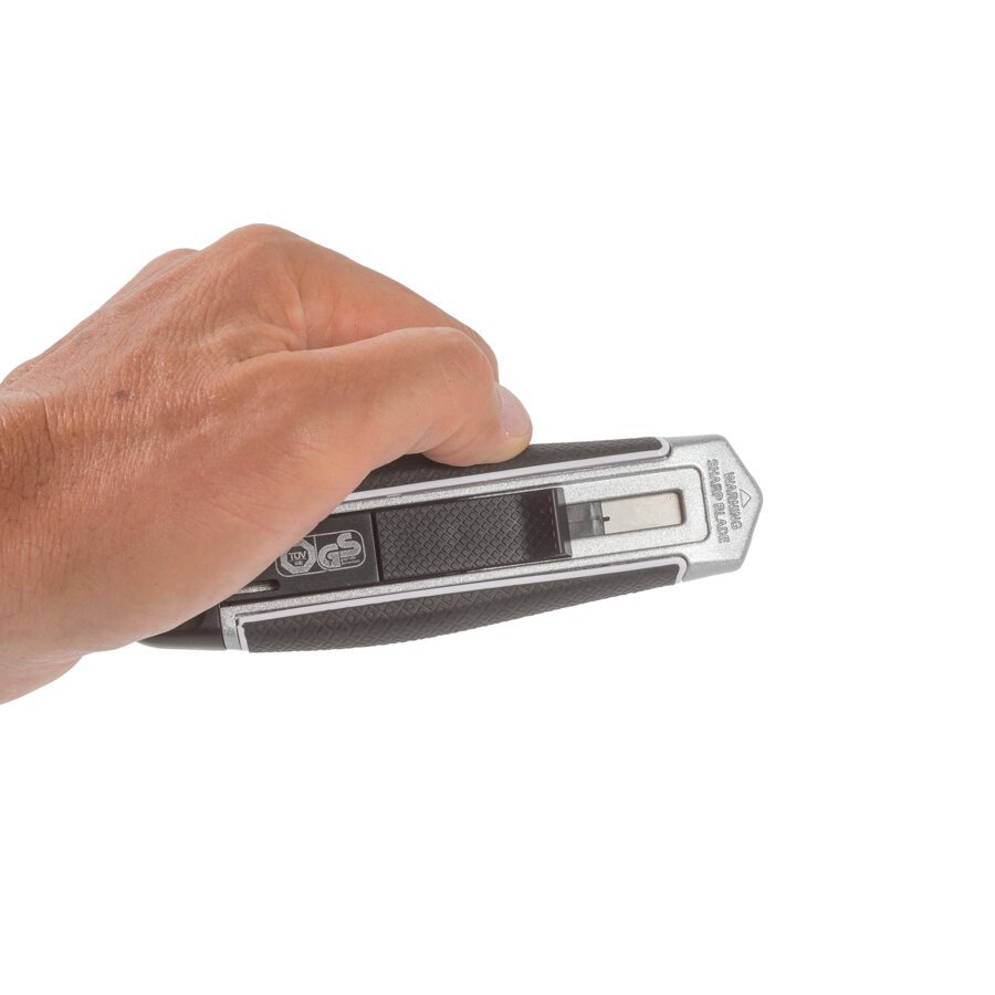 ... zieht sich die Klinge automatisch zurück ... zieht sich die Klinge automatisch zurück