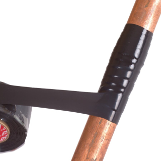 Das selbsthaftende Reparaturband dehnen und um die Oberfl�che wickeln
